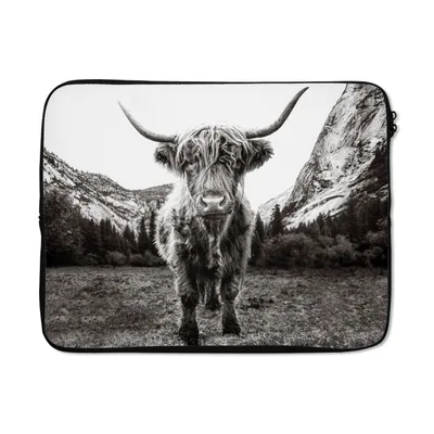 Produktbild von MuchoWow® Laptop Hülle 17 Zoll Laptoptasche Berg - Schwarz - Weiß - Schottischer Highlander - Zipper - Schutzabdeckung