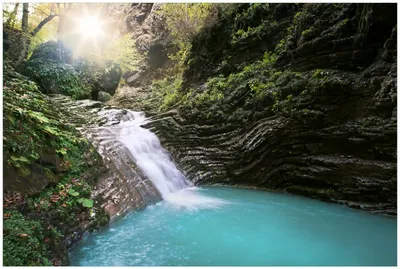 Produktbild von Wallario Premium Glasbild, freischwebende Optik, kräftige Farben, Größe 90 x 60 cm Motiv Wasserfall in einen verborgenen See