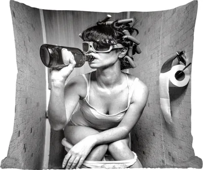 Produktbild von MuchoWow® Zierkissen Sofakissen Wohnzimmer Dekokissen 40x40 cm Frau - Toilette - Schwarz - Weiß - Foto Kissen - Schlafzimmer Dekoration