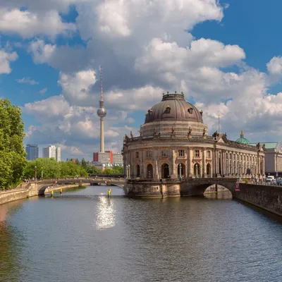 Produktbild von Wallario Möbeldesign / Aufkleber, geeignet für Ikea Lack Tisch - Blick auf Berlin in 55 x 55 cm