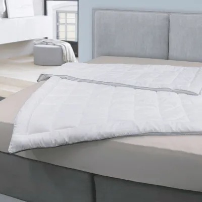 Produktbild von Bettdecke 135x200cm, Steppdecke Sommer - leichte Sommerdecke mit Klimanetz - Allergiker freundlich Atmungsaktiv mit Daunenfeeling Füllung