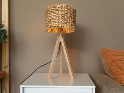 Produktbild von Dreibein Holz Tischlampe mit Korbgeflecht Lampenschirm Wasserhyazinthe 57cm groß