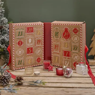 24-tägiger Kerzen-Adventskalender mit Weihnachtskugeln in roter Geschenkbox