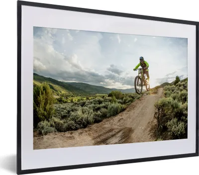 Produktbild von MuchoWow® MuchoWow® Gerahmtes Poster Frau springt auf ein Mountainbike 40x30 cm - Poster mit zchwarzem Bilderrahmen - Bilderrahmen - Poster im Rahmen