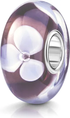 Altrosa Glas Bead mit weißen Blumen, mit schmaler silberfarbigen Hülse, leicht schräg fotografiert vor weißem Hintergrund.