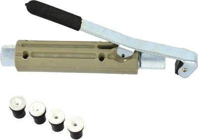 A sandblasting gun with ceramic tips and four extra tips are displayed against a white background.