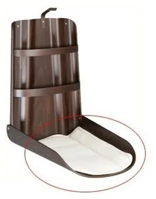 Weiche, weiße Wickelauflage mit gepolsterten Seitenrändern, passgenau eingelegt in einen geöffneten, dunkelbraunen Wandwickeltisch aus Holz. Produktbild auf weißem Hintergrund.