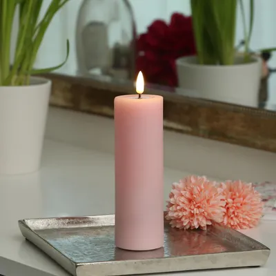 LED Stumpenkerze MIA - Echtwachs - realistische 3D Flamme - H: 15cm D: 5cm - Batterie - rosa