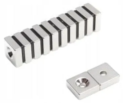 Immagine prodotto di Top Magnesy - 10 magneti al neodimio 15x15x5 mm N38 con foro svasato per viti - magneti adesivi extra potenti per montaggio, officina e industria
