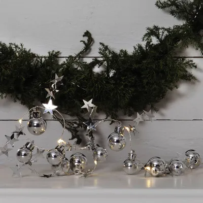 Produktbild von LED-Lichterkette 'Xmas' - 10 warmweiße LED - silberne Kugeln und Sterne - 0,9m - Batterie - Timer