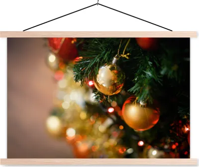 Produktbild von MuchoWow® Textilposter Die glänzenden roten und goldenen Kugeln an einem Zweig eines Weihnachtsbaums 120x80 cm mit holzfarbenen Rahmen - Aufhängeset