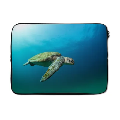 Produktbild von MuchoWow® Laptop Hülle 13 Zoll Eine grüne Schildkröte mit vorbeiziehenden Sonnenstrahlen Laptoptasche - Laptophülle - Sleeve - Rundumschutz