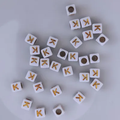 Produktbild von Buchstaben Perlen, 30 Stück, 6x6 mm, weiß mit gold, eckig, Buchstabe K