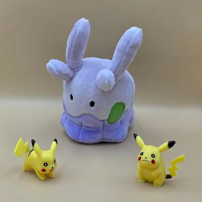 Produktbild von Pokemon Viscora Kuscheltier - 14 cm Plüschtier Goomy