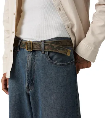 Imagen del producto de Cinturón de algodón con diseño "washed down" para mujer, marca Levi's, estampado "phalaroope camo", modelo 100