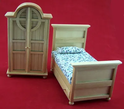 Produktbild von Miniatur Schrank und Bett für Kinderzimmer aus Holz, lackiert. 1:12 Puppenstuben