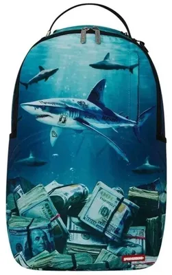 Imagen del producto de Mochila Sprayground con diseño de tiburón bajo el agua y motivos de dinero, uni