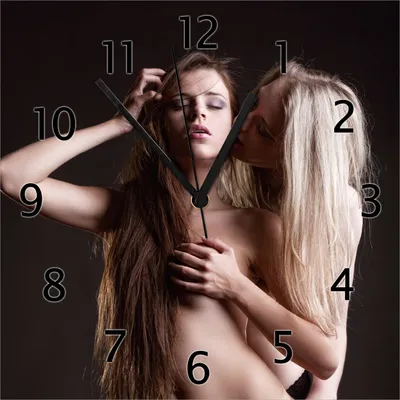 Produktbild von Wallario Design Wanduhr Sexy Lesben-Erotik : zwei nackte junge küssende Frauen aus Echtglas, Größe 30 x 30 cm