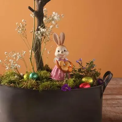 Obrázek produktu pro Goebel, velikonoční zajíček, dívka s králíkem, květiny – květiny jsou úsměv Země! Soška