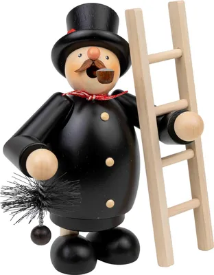 Räuchermännchen aus Holz klein und rundlich mit Schnurbart und Pfeife im Mund trägt einen schwarzen Zylinder und eine schwarze Schornsteinfegeruniform mit rotem Halstuch hält in der einen Hand eine Leiter und in der anderen einen Kehrbesen