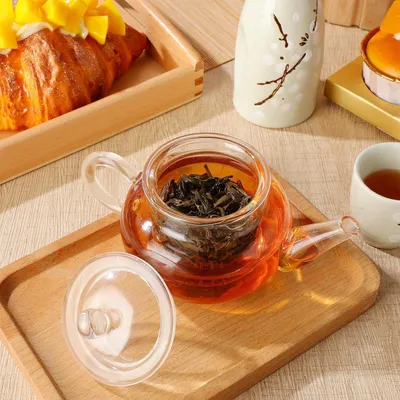 Produktbild von Teekanne aus dickwandigem Glas 250ml mit Siebeinsatz für die Zubereitung von losen Tees und Blumentee im Haushalt und Büro
