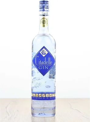 Produktbild von Gin Citadelle Original Pot Sill destilliert mit 19 exotischen Kräutern und Gewürzen 44% vol. 0,7l