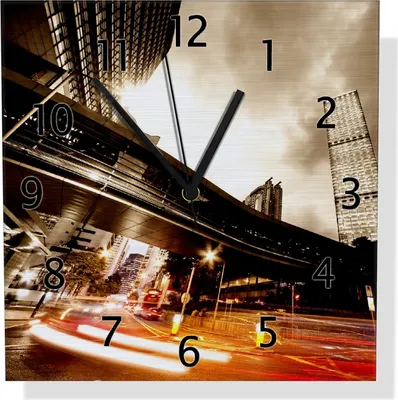 Produktbild von Wallario Design Wanduhr Stadt am Abend - Straße aus Aluverbund, Größe 30 x 30 cm