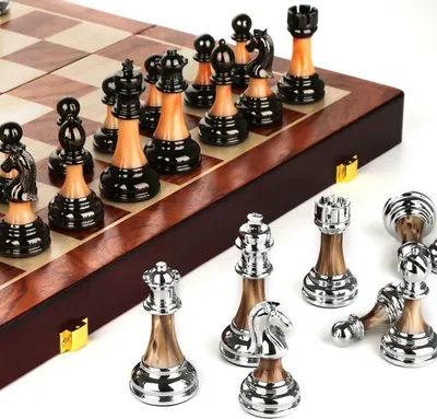 Produktbild von Faltbares Schachbrett aus Holz - Handgemachtes Schachspiel für 2 Personen - Perfekte Geschenkidee