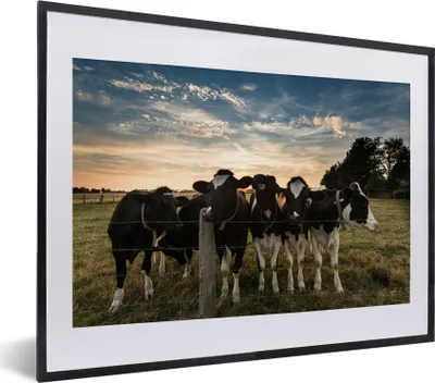 Produktbild von MuchoWow® Gerahmtes Poster Tiere - Kuh 40x30 cm - Poster mit Schwarzem Bilderrahmen Wandposter Rahmen Foto Bilder - Bilderrahmen - Poster im Rahmen