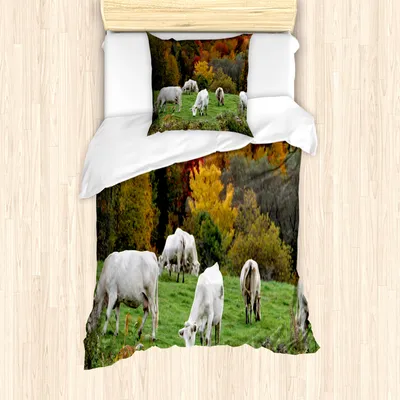 Produktbild von ABAKUHAUS Bauernhoftier Bettbezug Set für Einzelbetten, Kühe auf Herbst Hill, Milbensicher Allergiker geeignet mit Kissenbezug, 135 cm x 200 cm - 80 x 80 cm, Mehrfarbig