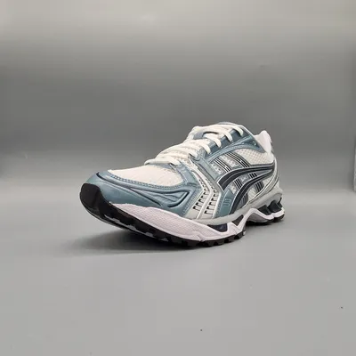 Produktbild von Kaufen Sie den ASICS GEL-KAYANO 14 White Fjord Grey bei Kicksshop. Sportlicher weiß-grauer Sneaker mit GEL-Dämpfung und Retro-Running-Design.