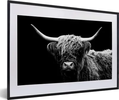 Produktbild von MuchoWow® Gerahmtes Poster Schottischer Highlander - Kuh - Schwarz - Weiß - Tiere 60x40 cm - Poster mit Schwarzem Bilderrahmen Wandposter Rahmen Foto Bilder - Schlafzimmer - Plakat in Rahmen - Drucken