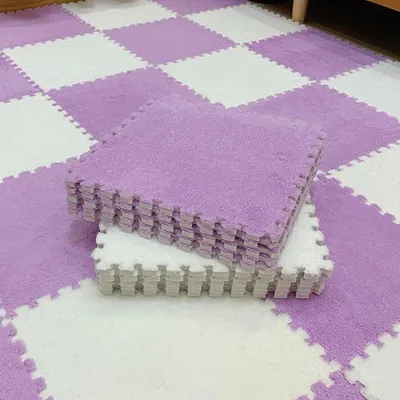 Imagen del producto de Juego de baldosas de espuma entrelazadas, juego de alfombras de felpa suave, alfombra de puzzle esponjosa para niños y dormitorios, baldosas de suelo coloridas en tonos morado y blanco