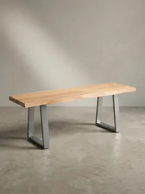 Schräge 3/4-Ansicht der Massivholz-Sitzbank, die die Tiefe der Holzplatte und das industrielle Design der chromfarbenen Beine hervorhebt._#sku_SAFWL7.286#