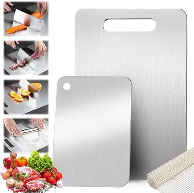Zdjęcie produktu dla Zestaw dwustronnych desek do krojenia Unyqoos® (2 sztuki) – tytan z powierzchnią ze stali nierdzewnej, wymiary: 34×23 cm i 23×14 cm, w zestawie mata antypoślizgowa