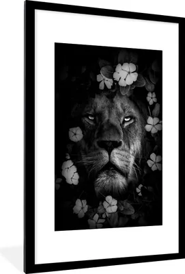 Produktbild von MuchoWow® Gerahmtes Poster Löwe mit Blumen im Dschungel - schwarz und weiß 60x90 cm - Poster mit Schwarzem Bilderrahmen Wandposter Rahmen Foto Bilder - Dekoration - Wandposter Wohnzimmer - Hochwertig