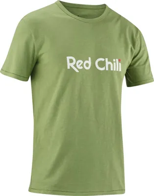 Olivenfarbenes T-Shirt von RedChili mit weißem Logo auf der Vorderseite.