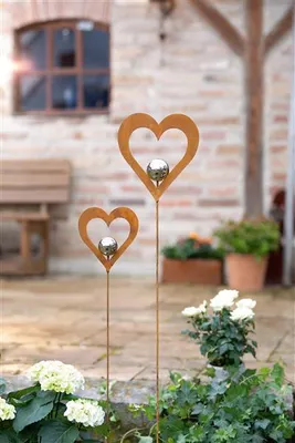 Produktbild von 2x Gartenstecker "Herz" aus Metall in Rost Optik, mit Silberkugel, 96 + 120 cm hoch, Dekostecker, Roststecker, Gartendeko für Draußen