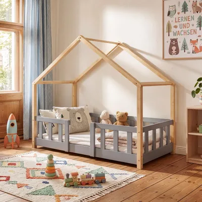 Productafbeelding van Kinderbed "Treviolo" met huiselijke uitstraling, voorzien van valbeveiliging. Gemaakt van dennenhout, afmetingen 70 x 140 cm. Kleur: lichtgrijs / naturel