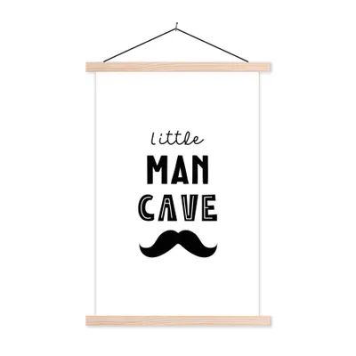 Produktbild von MuchoWow® Textilposter Zitate - Kleine Männerhöhle - Sprichwörter - Jungen - Kind 120x180 cm mit holzfarbenen Rahmen - Textil-Plakat