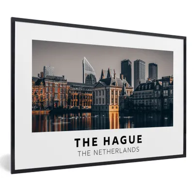 Produktbild von MuchoWow® Gerahmtes Poster Niederlande - Abend - Den Haag 30x20 cm - Poster mit Schwarzem Bilderrahmen Wandposter Rahmen Foto Bilder - Kunstdruck - Bild-Poster