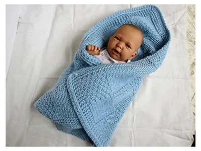 Produktbild von Gestrickte Babydecke aus reiner Schurwolle in hellem Pastel-Blau (Karo-Relief)