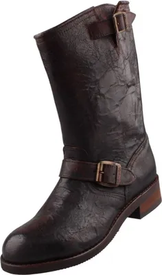 Der Stiefel ist braun und weist eine strukturierte Oberfläche auf. Das Bild zeigt den Stiefel von der linken Seite.