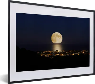 Produktbild von MuchoWow® MuchoWow® Gerahmtes Poster Mond - Meer - Stadt 40x30 cm - Poster mit zchwarzem Bilderrahmen - Bilderrahmen - Poster im Rahmen