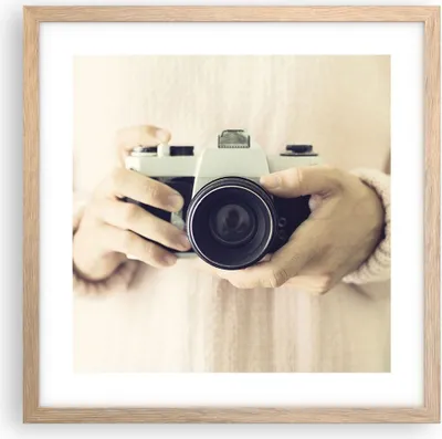 Produktbild von Gerahmtes Poster - Rahmen in heller Eiche - Die Kamera Retro Fotografie - 40x40 cm - Wand Bild - Wanddeko - Wandbilder - Kunstposter - Wandposter - Bilderrahmen - Bilder - Kunstdruck - P2NAC40x40-4930