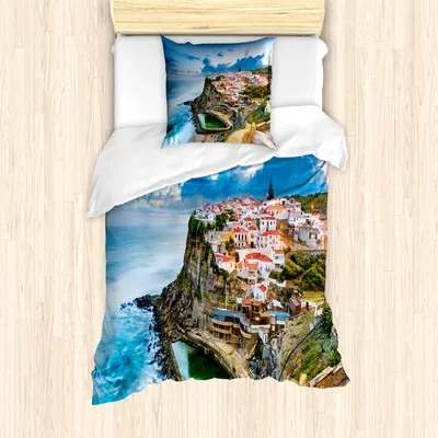 Produktbild von ABAKUHAUS Mittelmeer- Mantele, Portugiesisch Stadt, Milbensicher Allergiker geeignet mit Kissenbezügen, 135 cm x 200 cm - 80 x 80 cm, Mehrfarbig