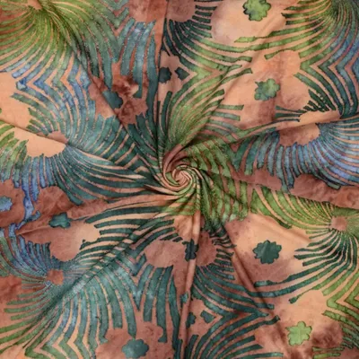 Nahaufnahme von Batik Ausbrenner-Stoff in Hellbraun und Sienna mit floralem Muster und transparenter Struktur.