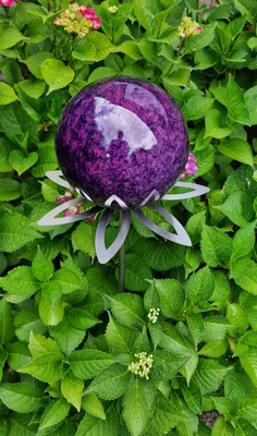 Produktbild von Blütenzauber Paris Rosenkugel 10 cm Edelstahl violett Gartenstecker Deko mit Stab 80 cm