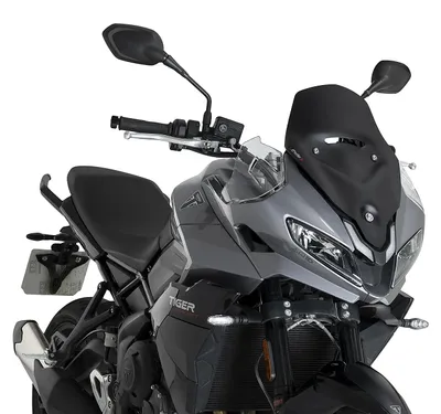 Zdjęcie produktu dla Wiatroszytna Puig, model sportowy, wymiary 425 x 315 mm, z certyfikatem ABE, przeznaczona do motocykla Triumph Tiger Sport 800, rocznik 2025