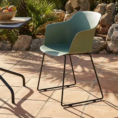 Produktbild von Gartenstuhl FORO im 4er Set, Grün - Outdoor Schalenstuhl aus Polypropylen, Sitzschale UV-beständig und pflegeleicht, schlanke Metallbeine, modernes Design für Garten und Terrasse